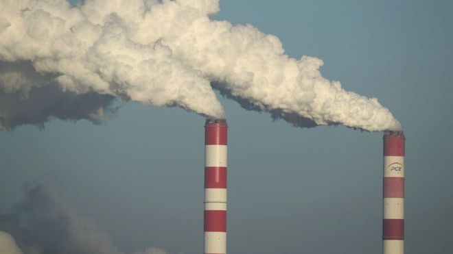 Угольный завод с дымом, поднимающимся в воздух