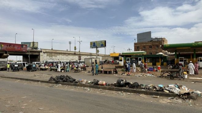 منظر للشوارع مع استمرار الاشتباكات بين القوات المسلحة السودانية وقوات الدعم السريع شبه العسكرية على الرغم من اتفاق وقف إطلاق النار في الخرطوم، السودان في 30 أبريل/نيسان 2023