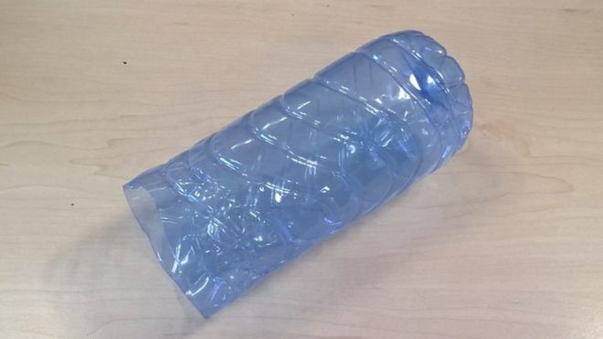 Бутылка с водой, используемая для удаления воды из лодки