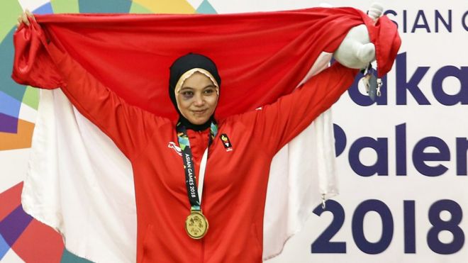 Pesilat Indonesia peraih medali emas Sarah Tria Monita berpose usai upacara penyerahan medali Kelas C Putri Asian Games 2018 di Padepokan Pencak Silat Taman Mini Indonesia Indah (TMII), Jakarta, Senin (27/8).