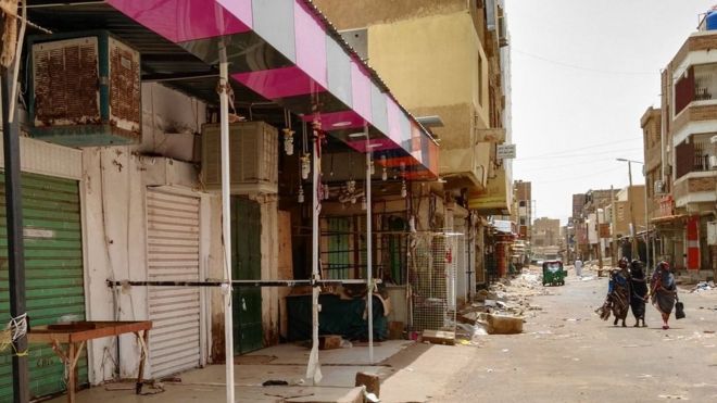 Пустынные улицы и забаррикадированные магазины города-побратима Хартума, Омдурман
