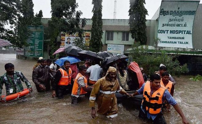 Спасатели переводят пациентов из затопленной больницы после проливных дождей в Ченнаи.