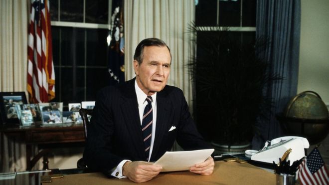 Президент Буш выступает из Овального кабинета