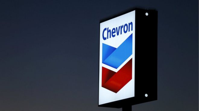 Un letrero con el logo de Chevron