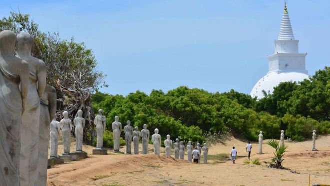 புதிதாக நிர்மாணிக்கப்பட்ட பௌத்த ஆலயமும் சுற்றுச் சூழலும்