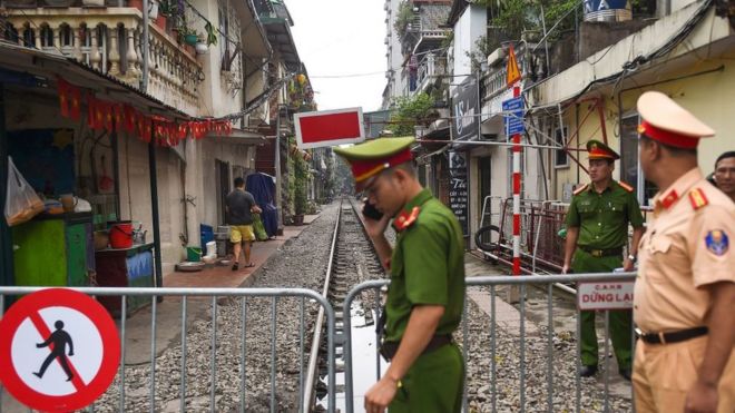 Năm 2019, UBND thành phố Hà Nội từng rầm rộ ra quân xử lý, cưỡng chế các quán cà phê vi phạm hành lang an toàn đường sắt