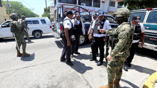 Resultado de imagen para FOTOS DESARME DE POLICIAS EN ACAPULCO