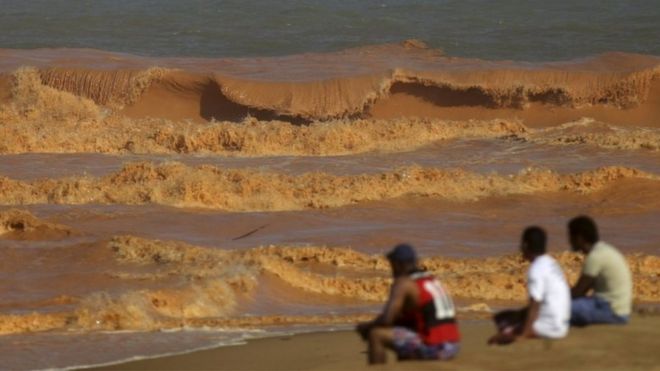 Ядовитая грязь загрязнила море на побережье штата Эспириту-Санту
