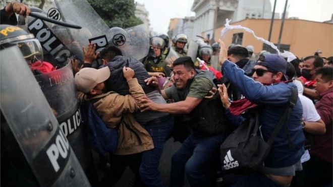Manifestantes se enfrentan con policias