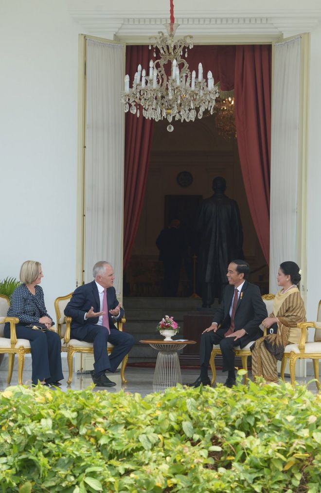 Президент Индонезии Джоко Видодо (2-й справа) в сопровождении жены Ирианы Видодо (справа) встречается с премьер-министром Австралии Малкольмом Тернбуллом (2 слева) и его женой Люси Тернбулл (слева) в президентском дворце в Джакарте 12 ноября 2015 года.Тернбулл совершил свой первый визит в Индонезию после прихода к власти, стремясь восстановить ключевые отношения, натянутые из-за повторяющихся кризисов при его консервативном предшественнике