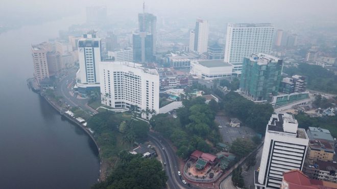 Pemandangan Kuching, ibu kota Sarawak pada hari Senin (09/09) yang diliputi oleh kabut asap