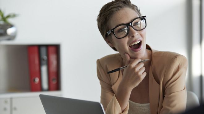 Una mujer frente a una laptop