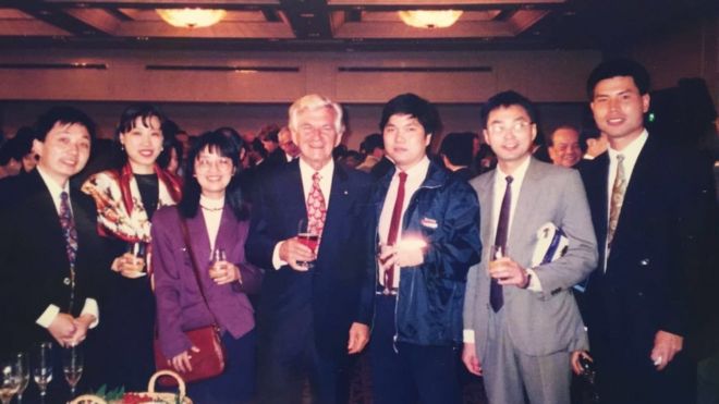 Боб Хоук улыбается для групповой фотографии с шестью китайскими студентами на обеде сообщества в Сиднее в 1997