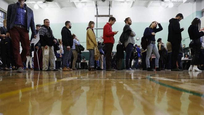 Избиратели ждут своей очереди во время голосования по выборам президента США в Бруклинском районе Нью-Йорка, США, 8 ноября 2016 года.