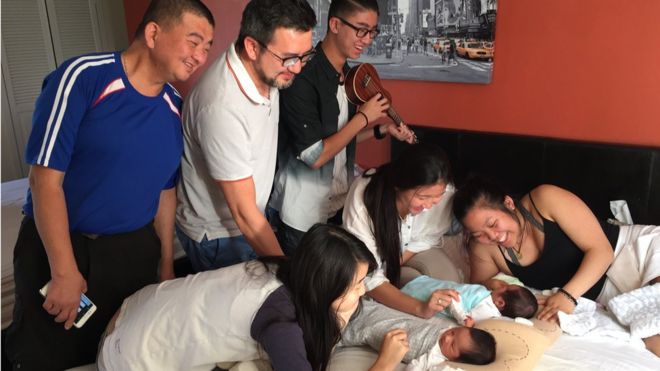 Джей Лин с друзьями и его детьми-близнецами