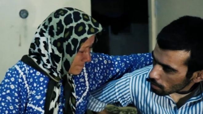 أمينة وه يتبكي أثناء حديثها عن تعذيب الفصائل المسيطرة على عفرين لولدها