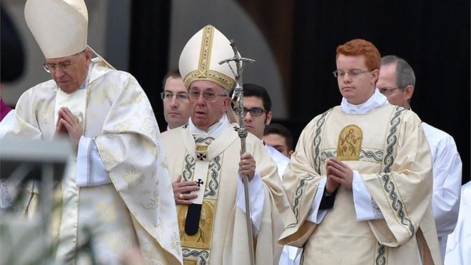 Папа Франциск прибывает, чтобы возглавить церемонию открытия Юбилея Милосердия на площади Святого Петра в Ватикане, 8 декабря 2015 года