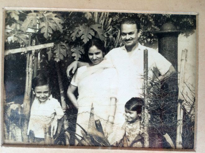 Мать Гиты Бимала Деви Пандей, ее отец Рам Нивас Панде и старшие братья и сестры