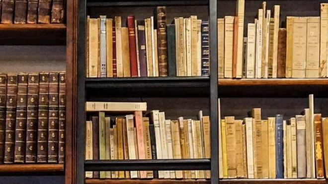 Полиці з книжками в бібліотеці