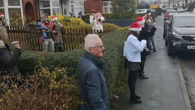 Whittlesford home owner 'gift-ties' house for some seasonal cheer - BBC News