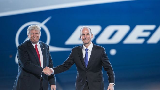 Президент Дональд Трамп (слева) представлен генеральным директором Boeing Деннисом Муйленбургом во время дебютного мероприятия Dreamliner 787-10 на объектах Boeing в Южной Каролине 17 февраля 2017 года