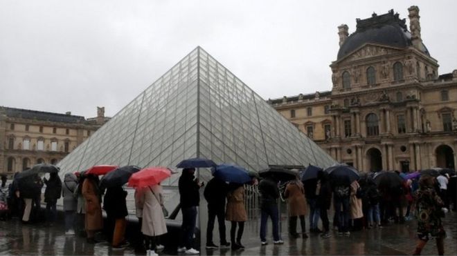 People queue up outside the Louvre on 1 March