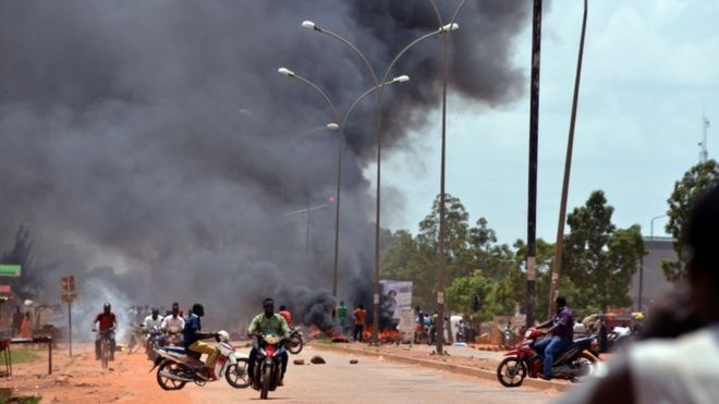 Жители сжигают шины вдоль улицы в Уагадугу 17 сентября 2015 года