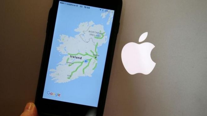 Логотип Apple и телефон с картой Ирландии