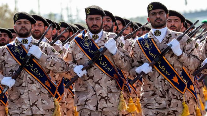 Des membres du Corps des gardes de la révolution iranien (CGRI) lors d'un défilé militaire dans la capitale, Téhéran, le 22 septembre 2018