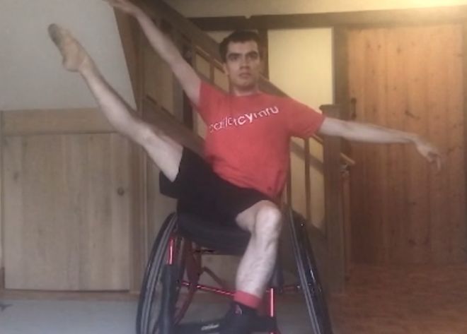 Джо Пауэлл-Мейн исполняет балет в своем инвалидном кресле