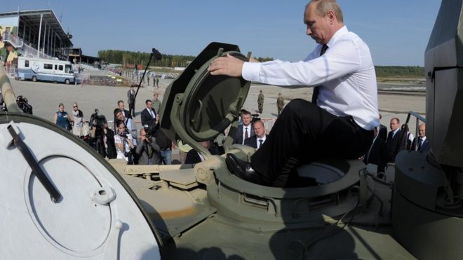 Putin metiéndose a un tanque