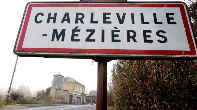 Дорожный знак Шарлевиль-Мезьер. Файл фотографии