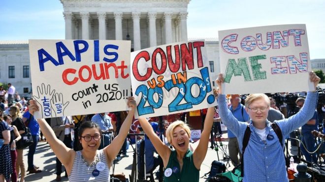 Митинг демонстрантов в Верховном суде США в Вашингтоне 23 апреля 2019 года в знак протеста против предложения о включении вопроса о гражданстве в перепись 2020 года