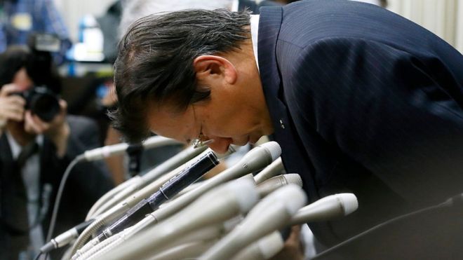 Президент Mitsubishi Motors Тетсуро Айкава кланяется во время пресс-конференции 20 апреля 2016 года в Токио, Япония