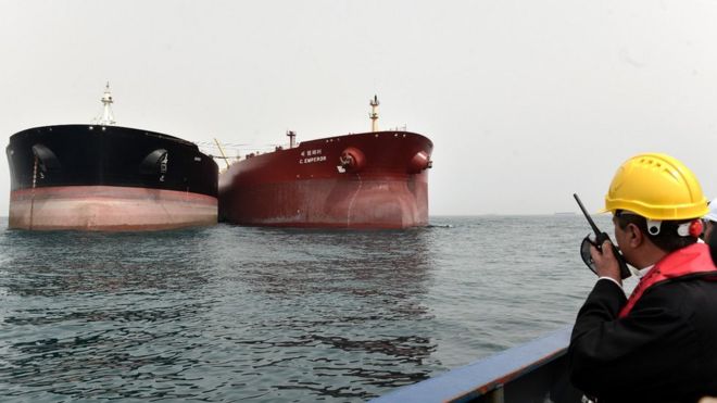 Два нефтяных танкера на нефтяном терминале Ирана в порту Харг-Айленд