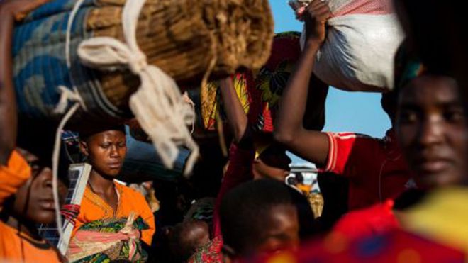 Беженцы бегут от насилия в Бурунди в 2015 году