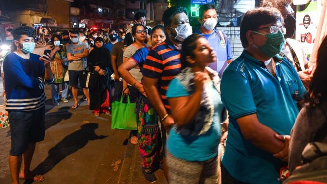 Индийцы стоят в очереди в магазин перед началом карантина