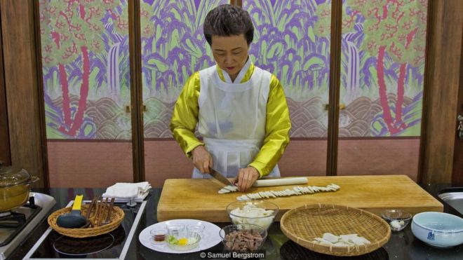 Tiến sĩ Sook-ja Yoon chuẩn bị món tteokguk tại Viện Thực Phẩm Truyền Thống Hàn Quốc ở Seoul.