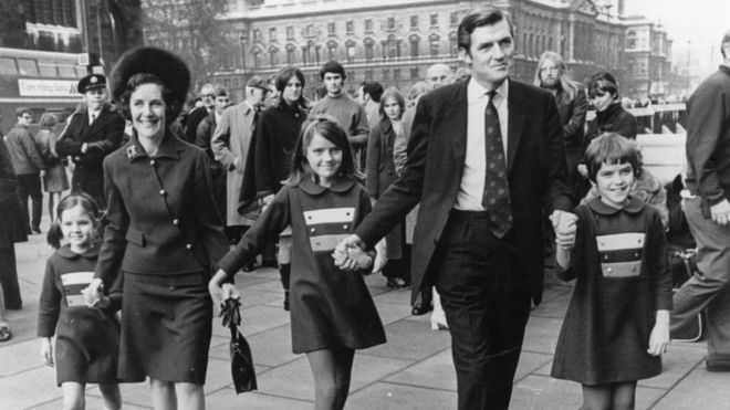 Сесил Паркинсон после своей победы на дополнительных выборах в 1970 году, прибыв в палату общин со своей семьей, прежде чем занять свое место в парламенте.