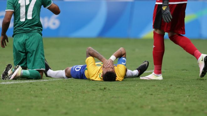 Neymar de espaldas en el suelos e toma el rostro