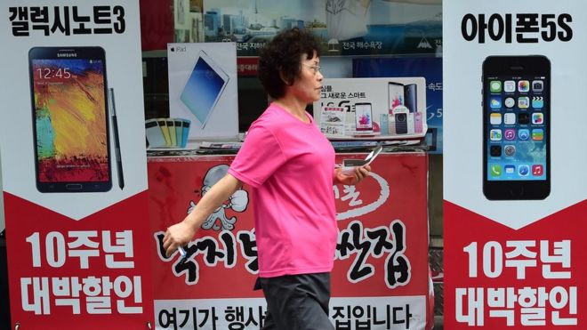 Женщина идет по улице Сеула