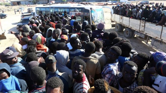 الأمم المتحدة : نقل لاجئين من ليبيا إلى النيجر في عملية غير مسبوقة _98716935_refugees