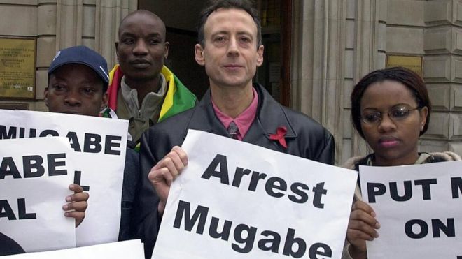 Питер Тэтчелл и другие протестуют против Роберта Мугабе в 2004 году