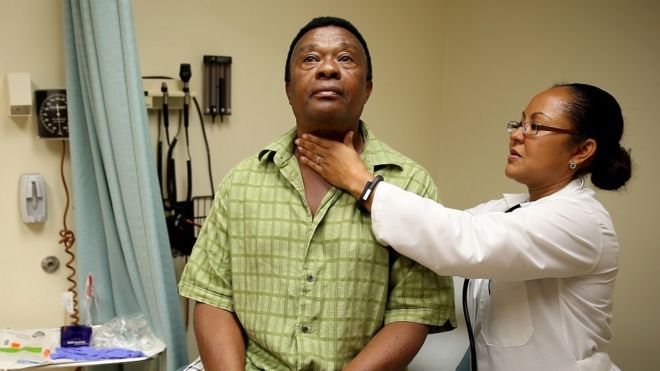 Мужчина из Флориды, недавно прикрытый Medicaid, посещает врача.