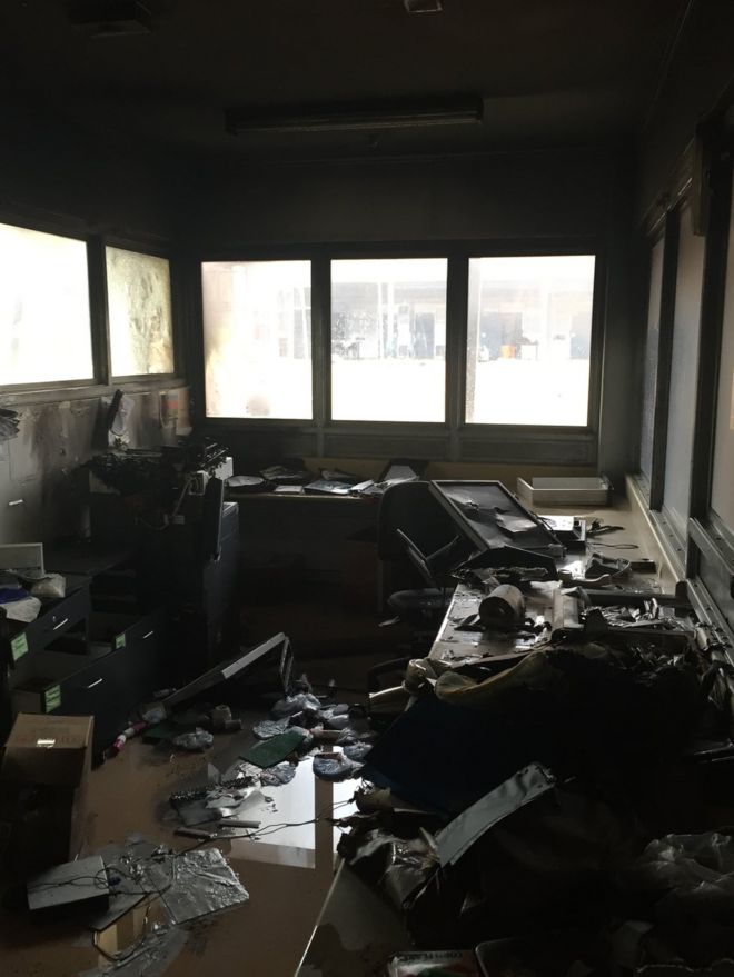 Фотография внутренней части офиса, разрушенного в результате беспорядков