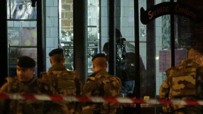 Солдаты ищут доказательства в баре La Belle Equipe (14 ноября)