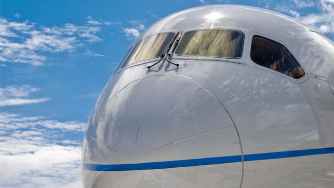 Primer plano de frente de un avión comercial de pasajeros Boeing 787 Dreamliner.