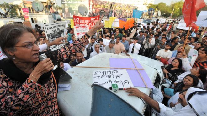 Пакистанский правозащитник и адвокат Асма Джахангир выступает на митинге протеста в Лахоре 4 апреля 2009 года против публичной порки скрытой женщины.