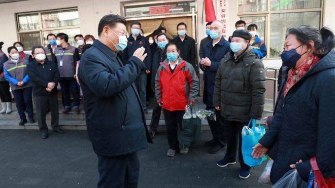 시진핑 국가 주석이 베이징의 코로나 바이러스 방지와 통제 교육을 참관 중이다