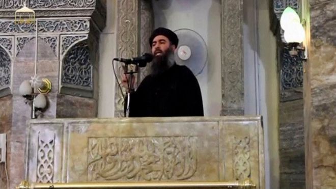 Лидер ИС Абу Бакр аль-Багдади произносит пятничную проповедь в Великой мечети аль-Нури 4 июля 2014 года